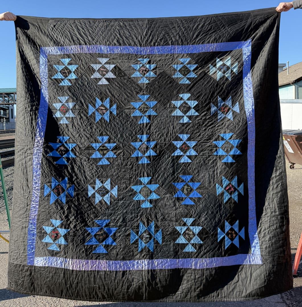 1920s Pennsylvania Mennonite Friendship Quilt: 85" by 87".