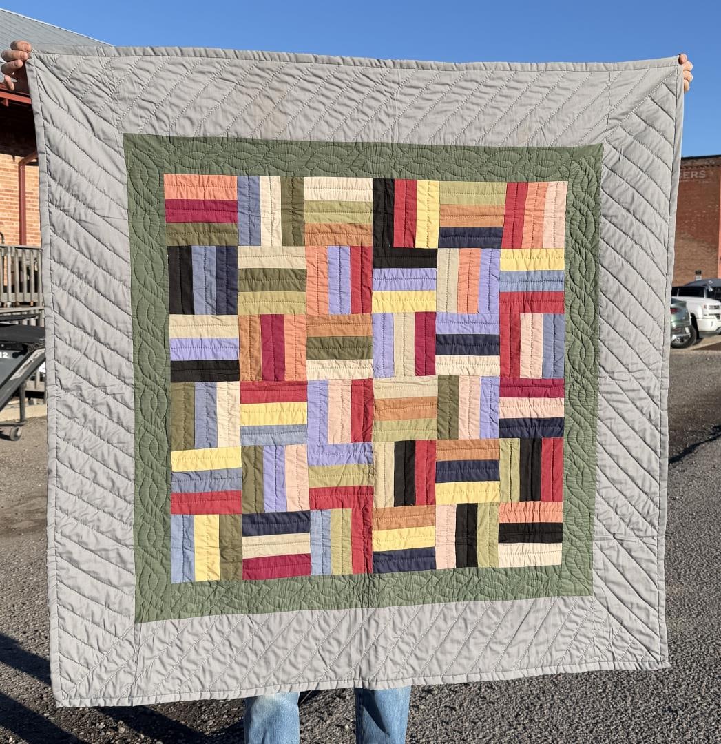 Pennsylvania Amish Riplinger Quilt: 51" by 53"
