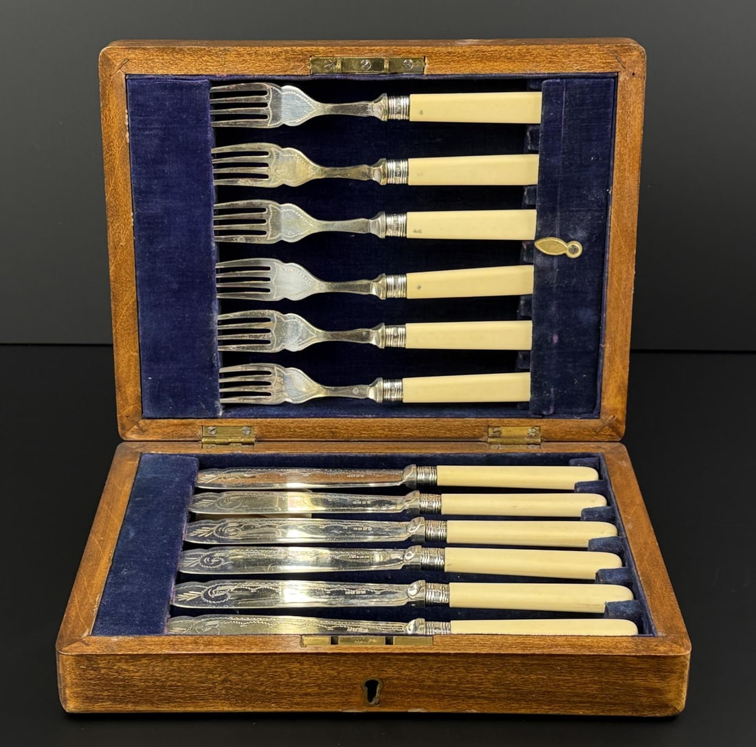 Victorian Cased Fork and Knife Set: Nice complete set in presentation box.