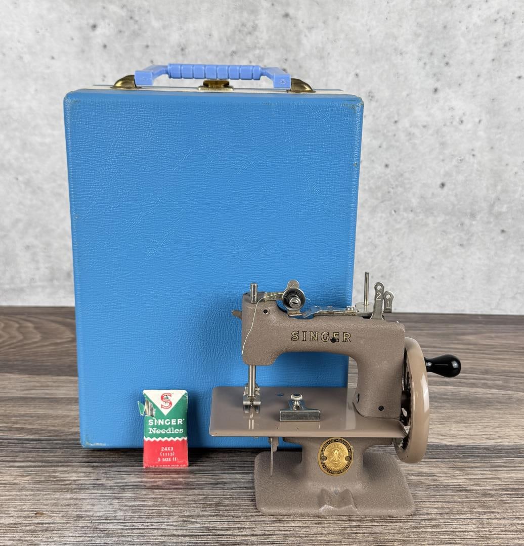 Singer Sewhandy Model 20 Childs Sewing Machine (1 of 10)