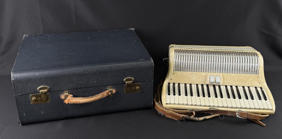 Angelo Ruffini Model 145H Accordion (1 of 17)