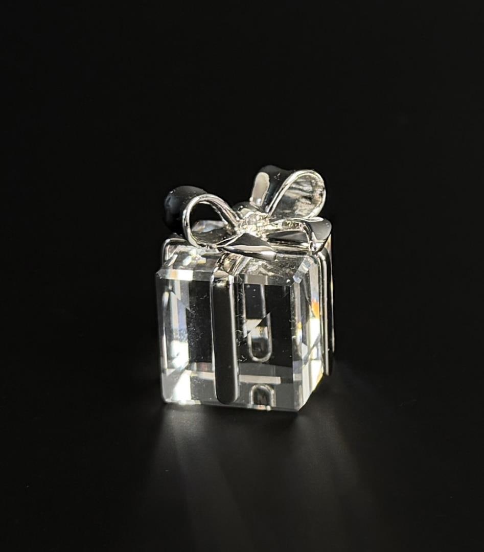Swarovski Crystal Memories Present Figure: 1/2" wide, 1/2" tall.