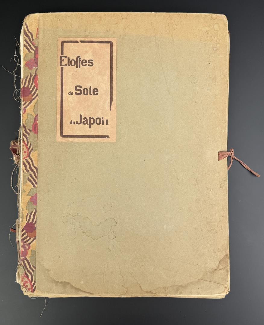 Etoffes de soie du Japon: Silk fabrics from Japan. 34 photo pages.