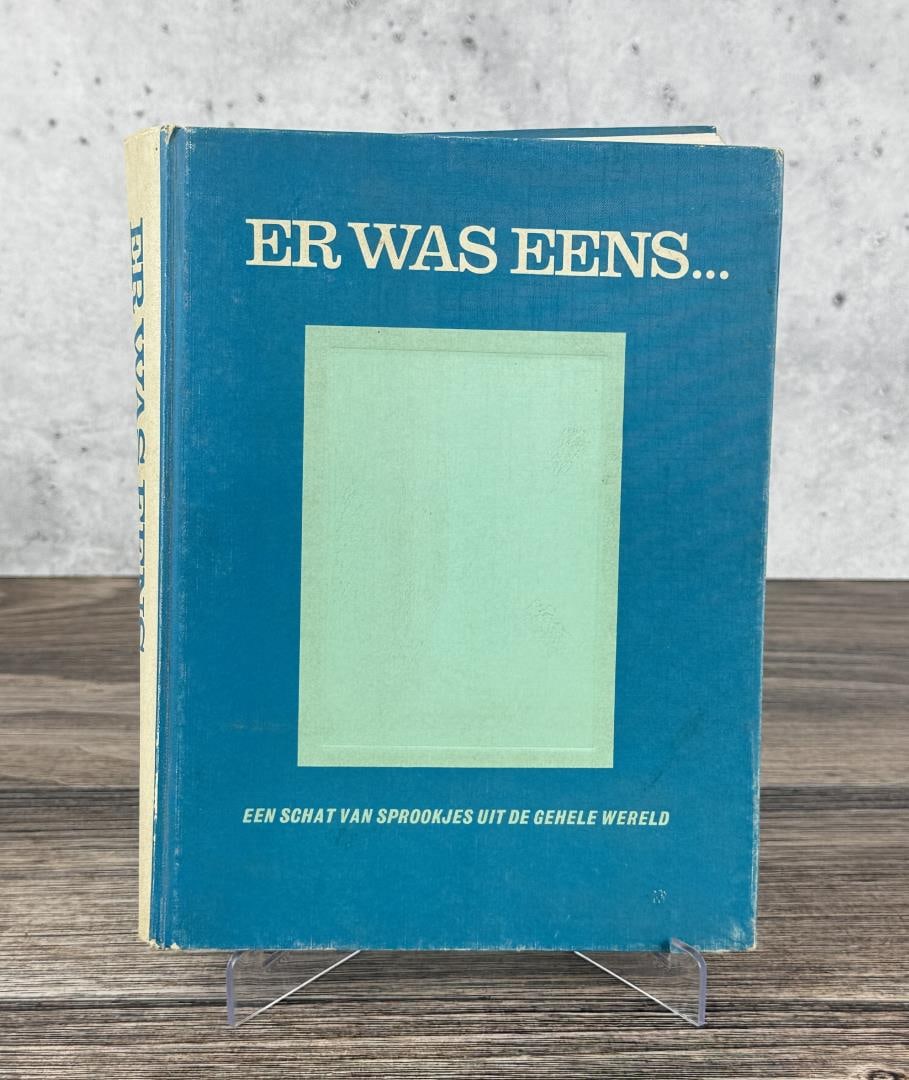 Er Was Eens: 1967. Er was eens... Een schat van sprookjes uit de gehele wereld. Once upon a time... A treasure of fairy tales from the whole world. Given as a Christmas gift to a Walter and Irene in 1967 signed
