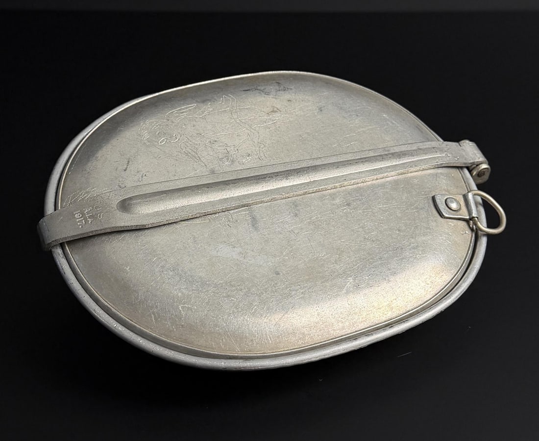WW1 WWI 1919 Trench Mess Kit: 8 7/8" by 6 7/8" by 1 7/8". Cupid and pinup on outside, US and battles on the inside.