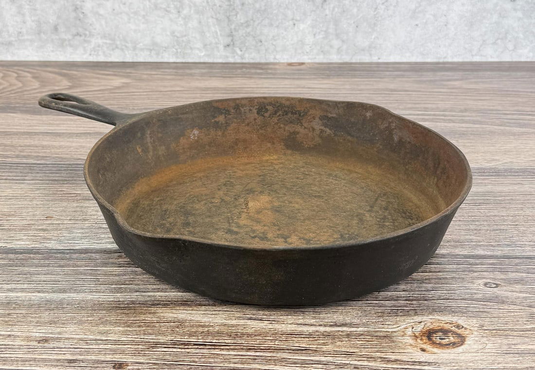 Pre Griswold Erie No 9 Cast Iron Skillet: Base is pitted.
