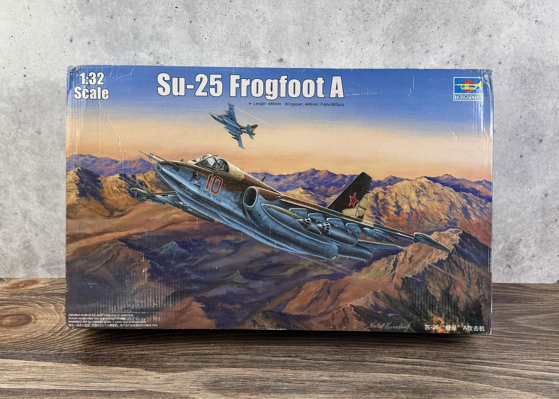 Sukhoi Su-25 Frogfoot A Attack Aircraft Model Kit: 2 bags have been opened.