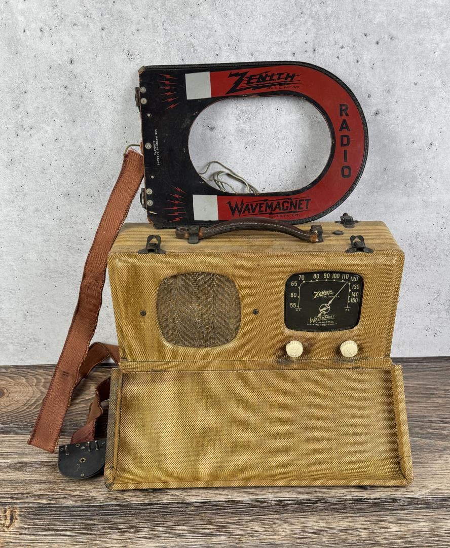 Zenith Wavemagnet Radio: Powers on.