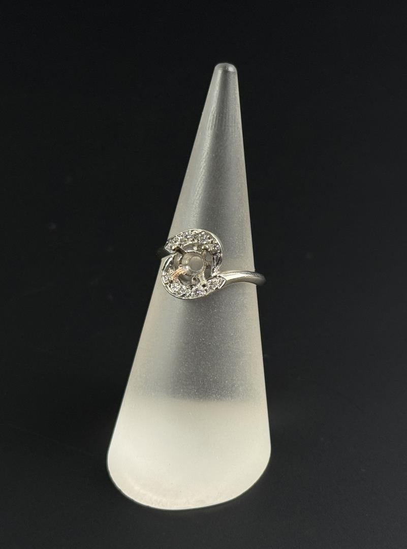 14K Gold Ring: 2.88 grams, size 5 1/2.