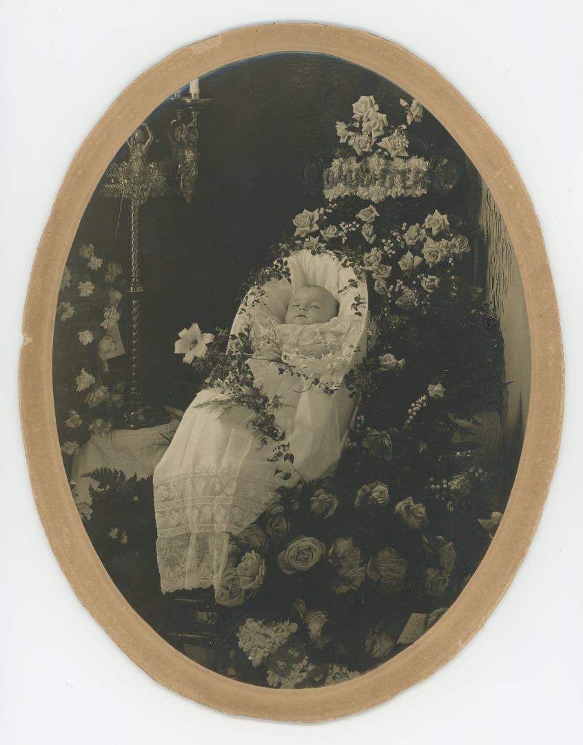 Victorian Post Mortem Baby Cabinet Card Photo (1 of 3)