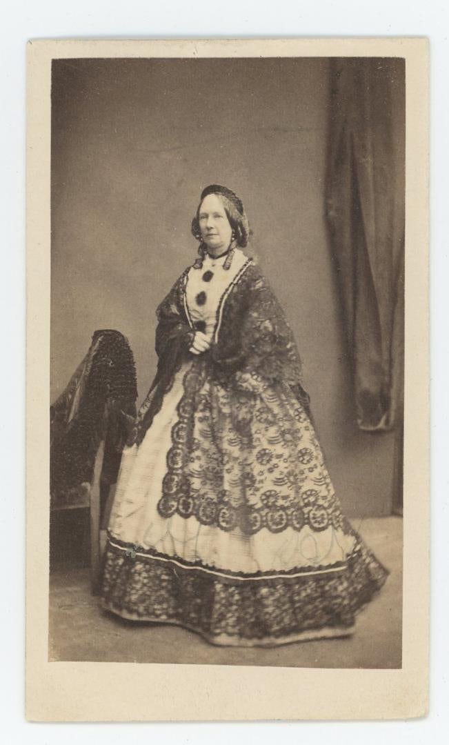 Ross and Thomson Royal Photographers CDV Photo (1 of 3)