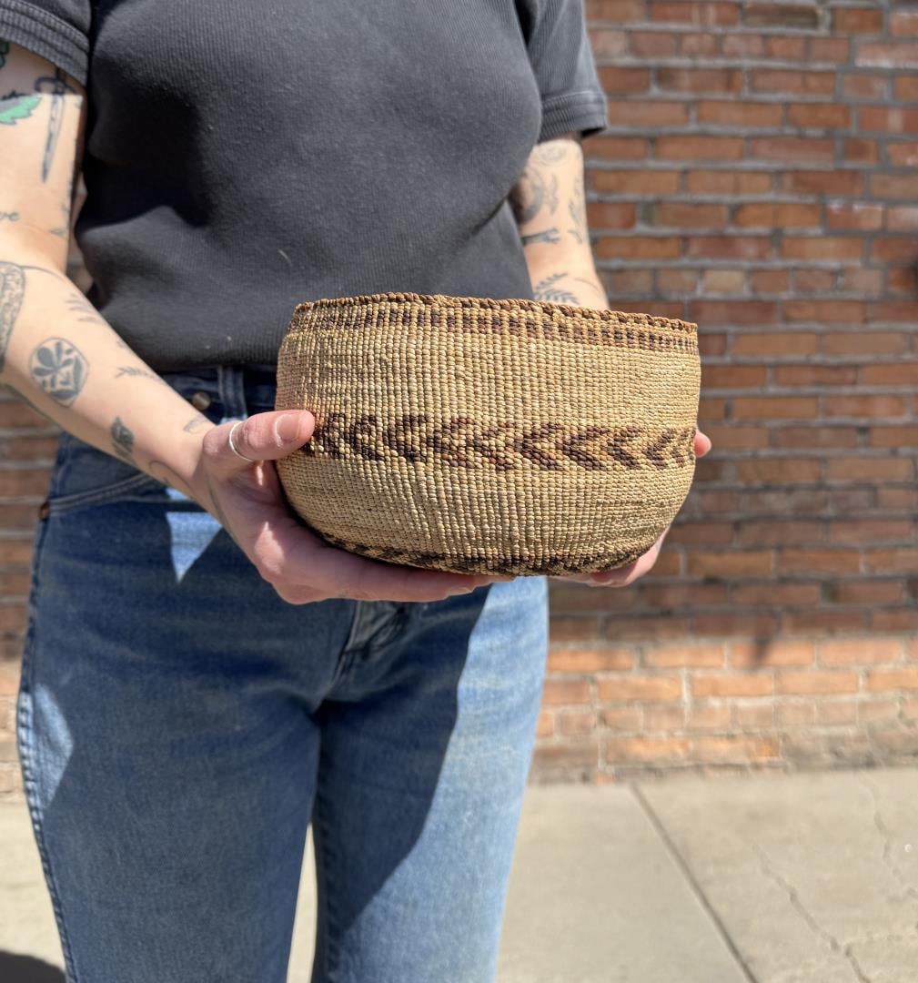 Klamath Modoc Native American Indian Basket: 7 3/8" diameter, 4" tall.