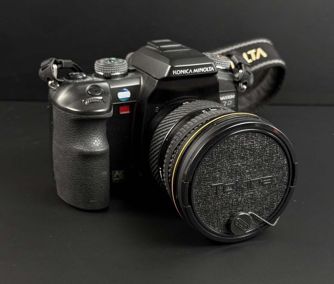 Konica Minolta Maxxum 7D DSLR Camera: Sold with a Tokina AF 20-35mm Camera Lens and a Hoya 77mm Filter. Untested.