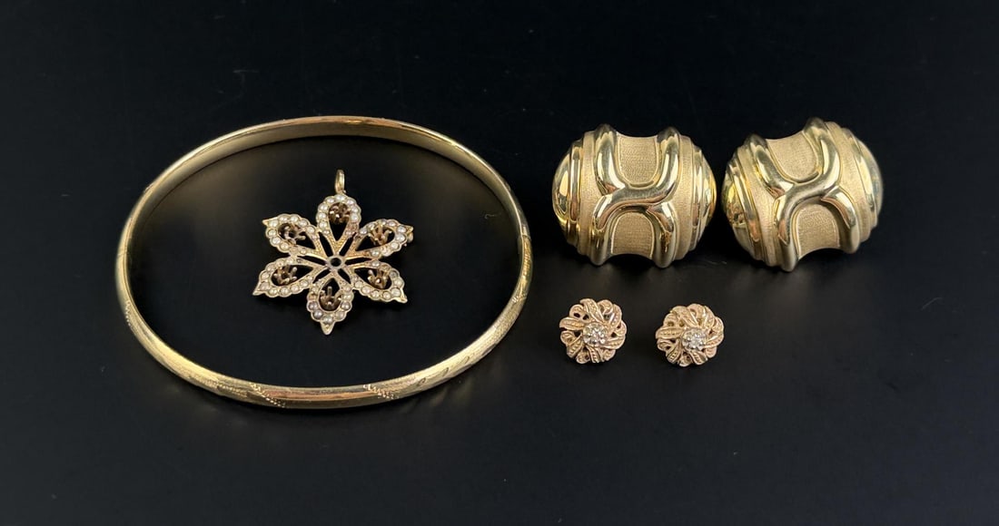 Collection of 14K Gold Jewelry: 22.09 grams total. Lot requires payment via non credit card only.
