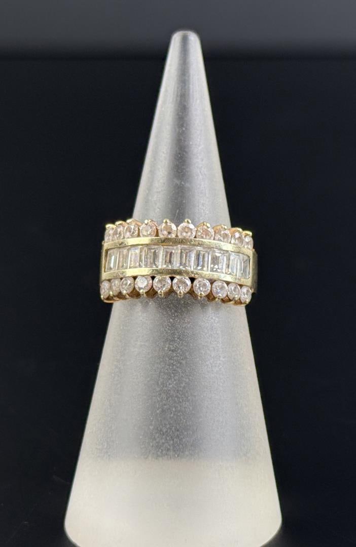 10K Gold Ring: Size 6 1/4. 4.16 grams total. Lot requires payment via non credit card only.