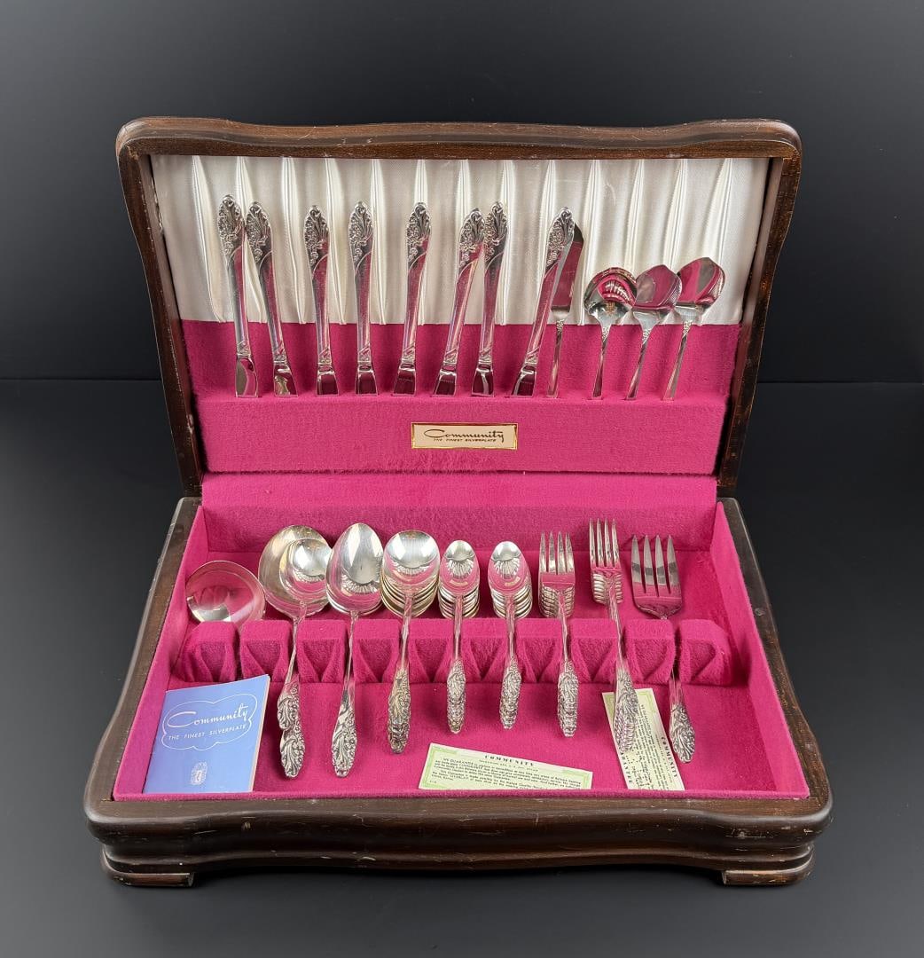 Oneida Community Silver Plate Flatware Set: 56 total pieces.