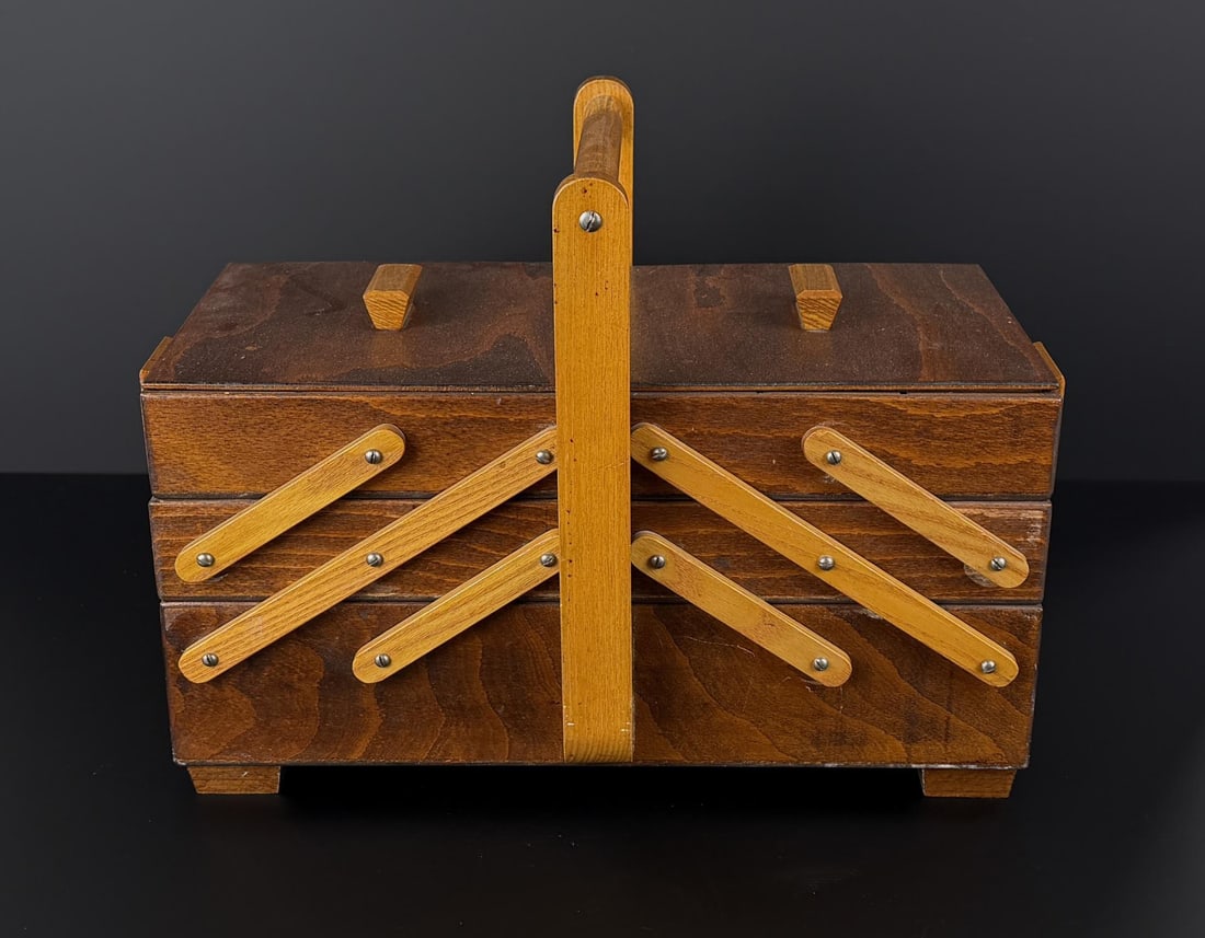 Mid Century Accordion Sewing Storage Box (1 of 6)