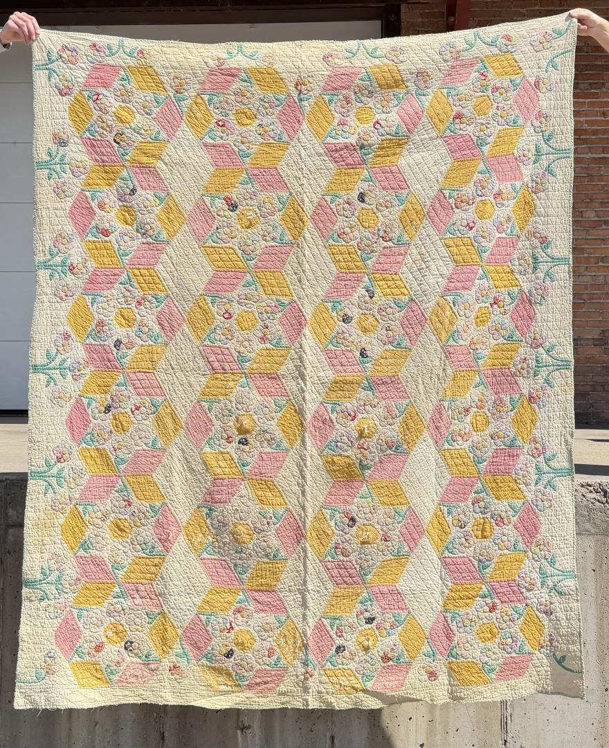 Antique Applique Flower Star Hexagon Quilt: 71" by 87".