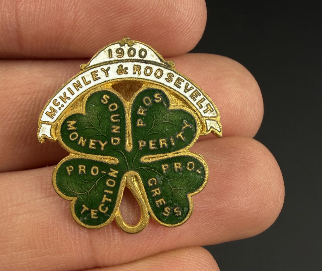 1900 McKinley Roosevelt Clover Political Button: 7/8" diameter.