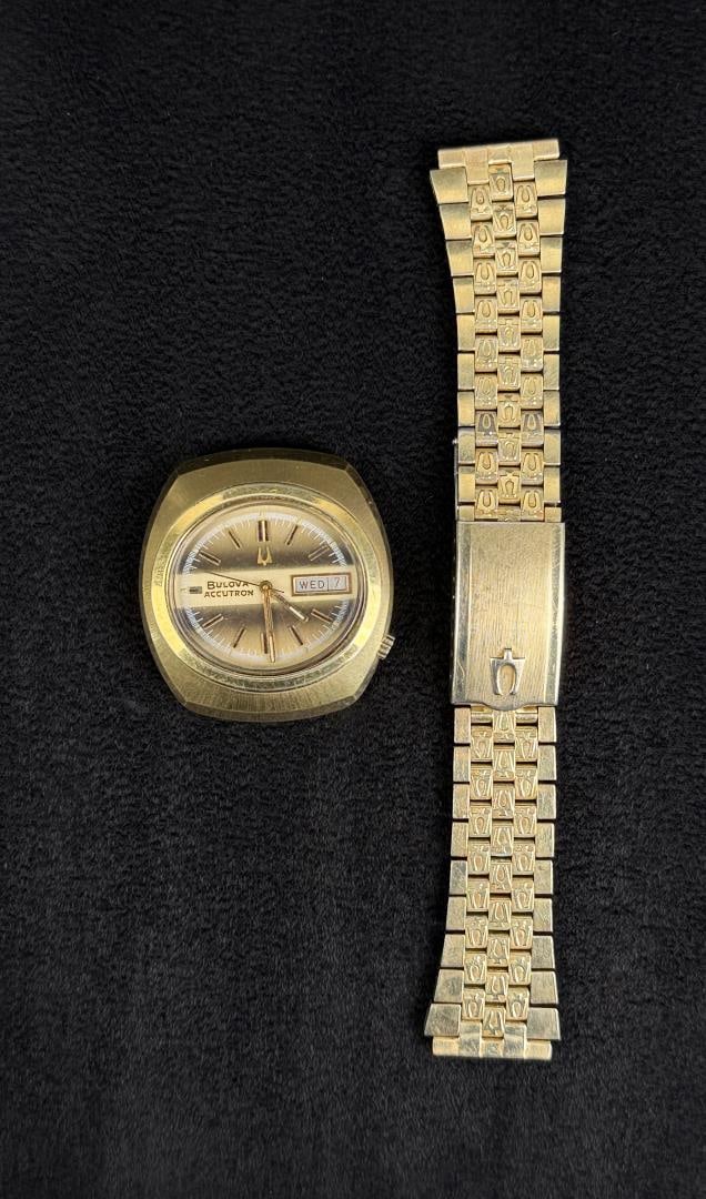 Bulova Accutron 2182 Day Date Tuning Fork Watch (1 of 4)