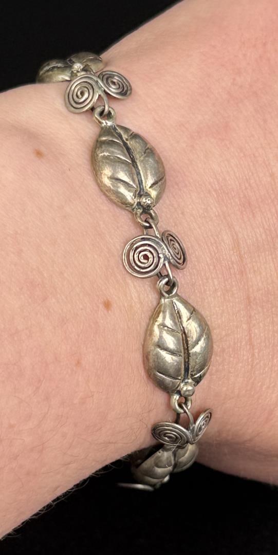 Taxco Mexico Sterling Silver Leaf Bracelet: 10.74 grams. 7 3/8" long when laid flat.