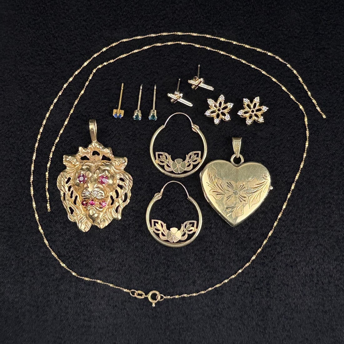 Collection of 14K Gold Jewelry: 17.63 grams. Lot requires payment via non credit card only.