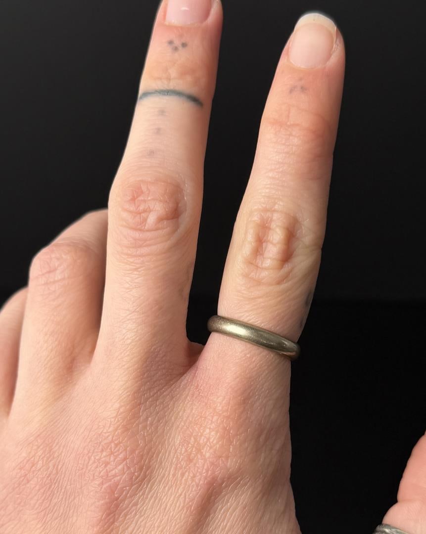 14K White Gold Wedding Band Ring: Size 6. 3.1 grams.