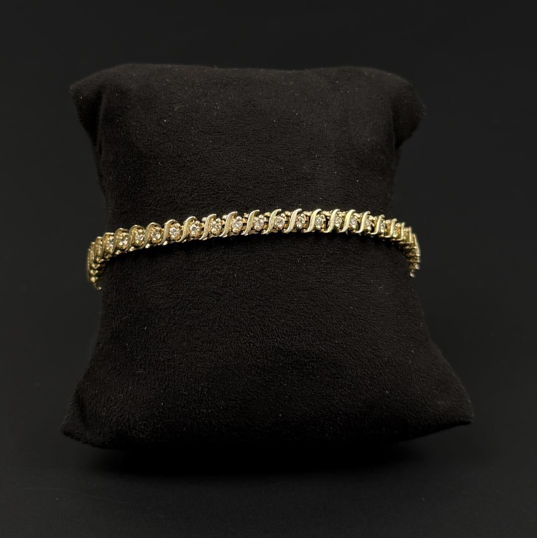 14k Gold Tennis Bracelet: 11.38 grams. 7" inner circumference. Lot requires payment via non credit card only.