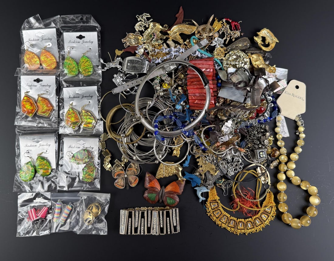 4 Pounds of Costume Jewelry: Nice grouping