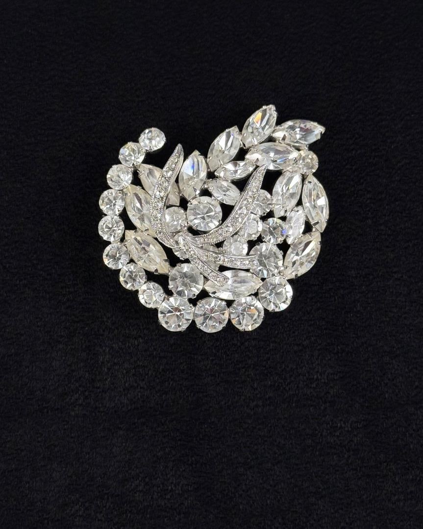 Weiss Rhinestone Costume Jewelry Brooch (1 of 4)
