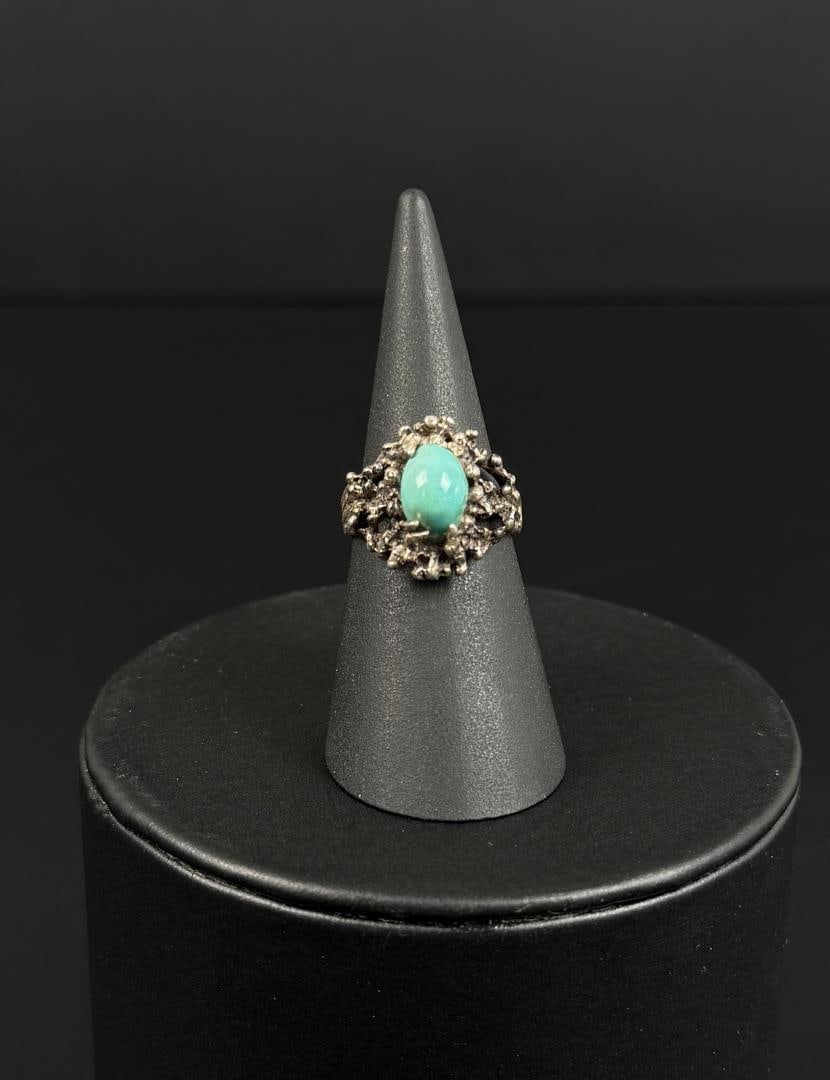 Sterling Silver Turquoise Ring: 5.85 grams. Size 8