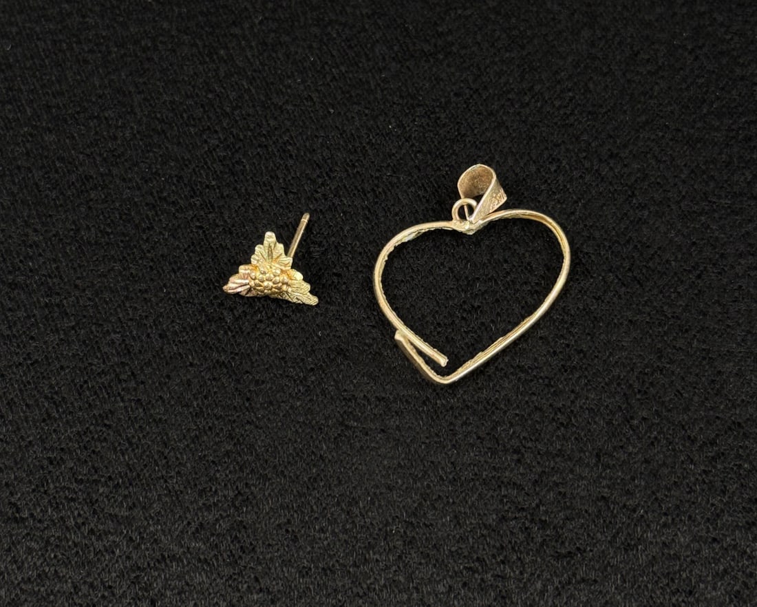 Collection of 10k Gold Jewelry: .8 grams.
