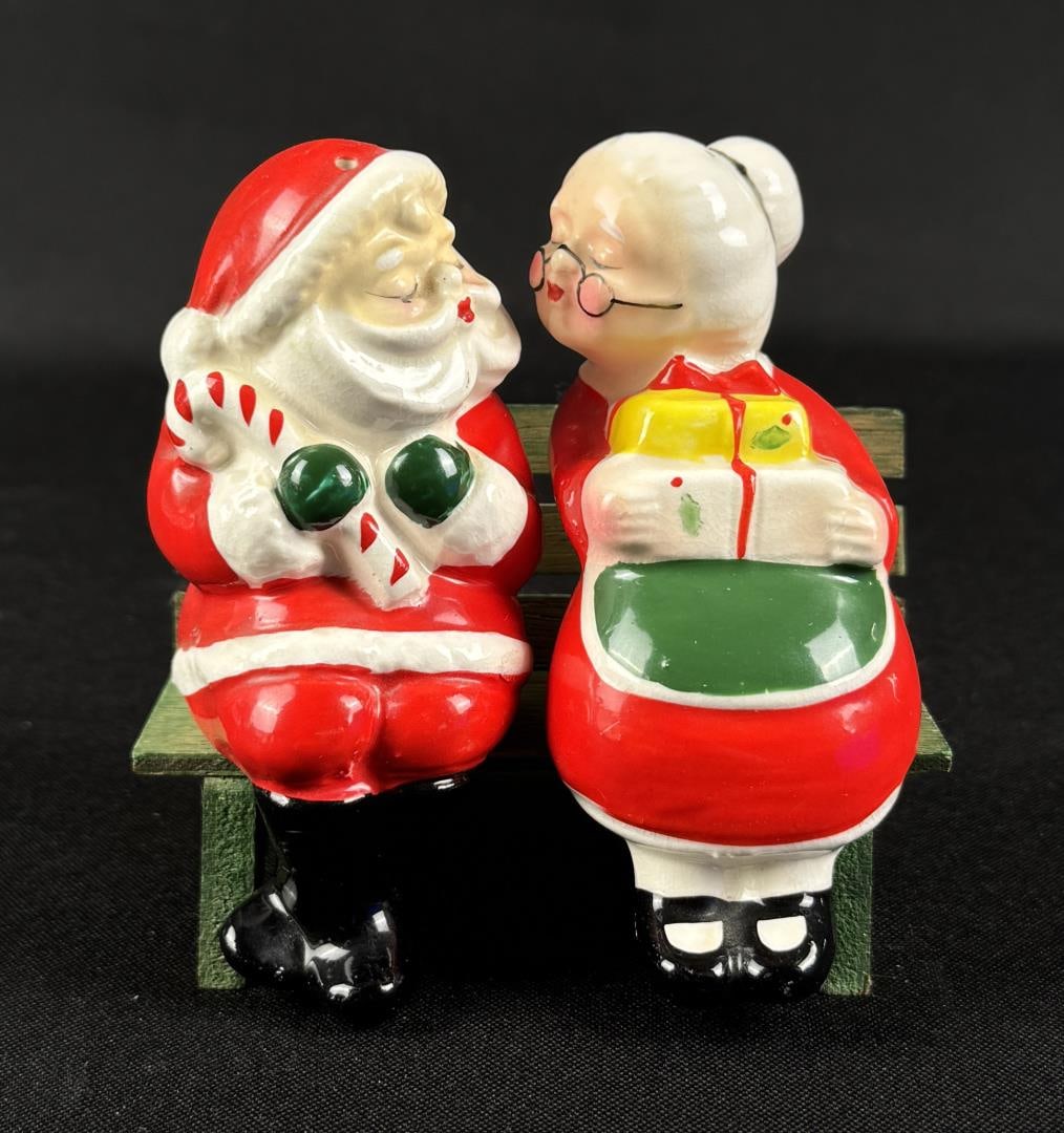 Napco Kissing Mr Mrs Santa Salt & Pepper Shakers (1 of 4)