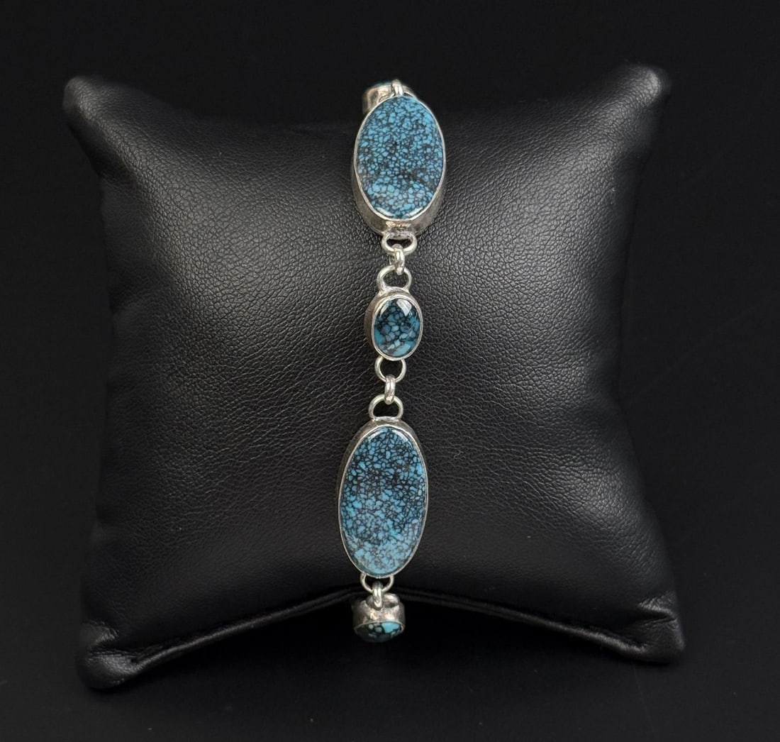 Navajo Sterling Silver Turquoise Bracelet: 19.2 grams. 7 3/4" inner circumference.