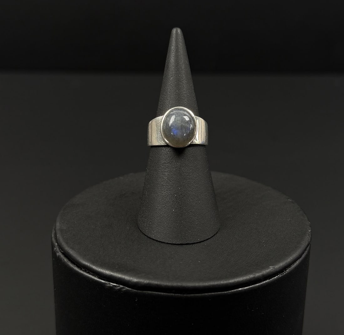 Sterling Silver Labradorite Ring: 5.66 grams. Size 7 1/2.