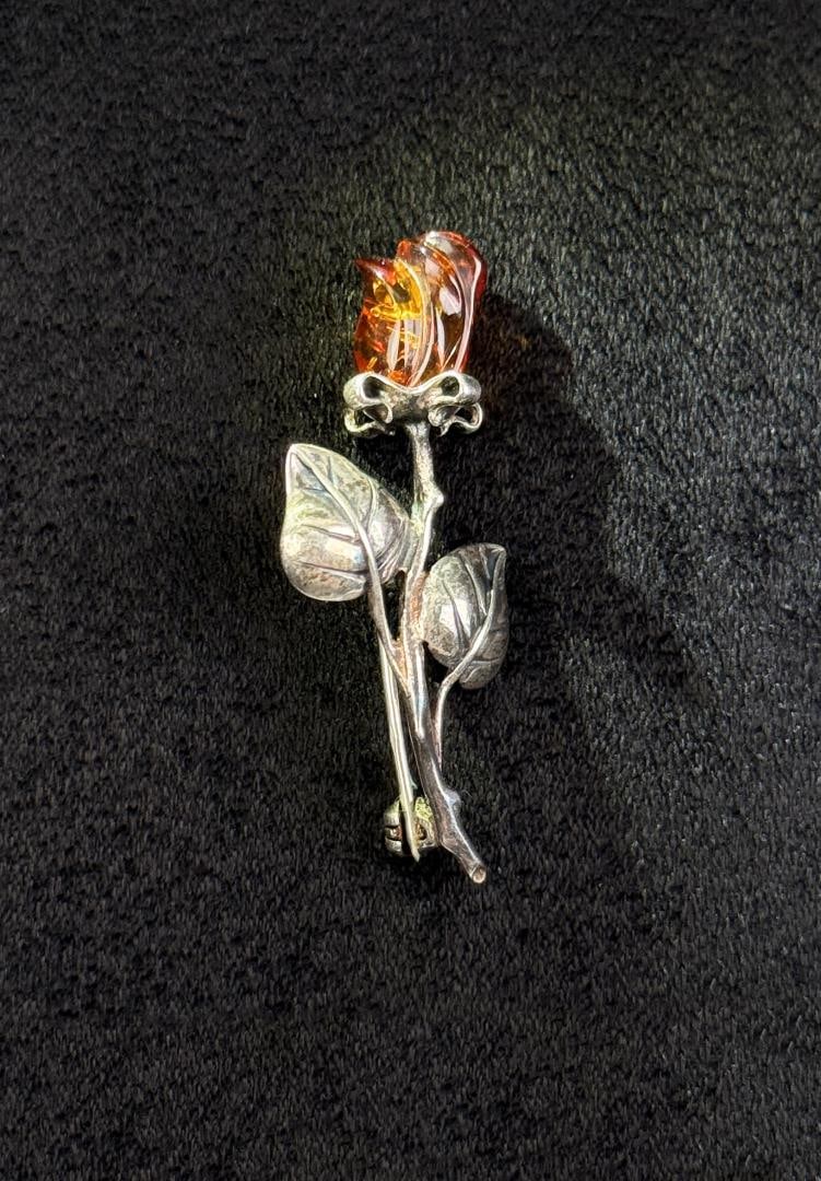 Sterling Silver Baltic Amber Flower Brooch: 4.15 grams. 1 7/8" long.