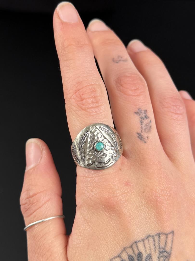 Fred Harvey Navajo Sterling Turquoise Ring: 6.8 grams. Size 10.