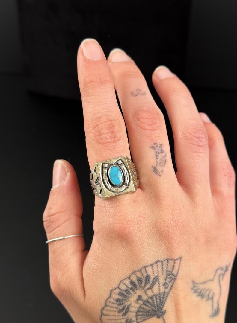 Fred Harvey Era Sterling Silver Turquoise Ring: 9.5 grams. Size 9