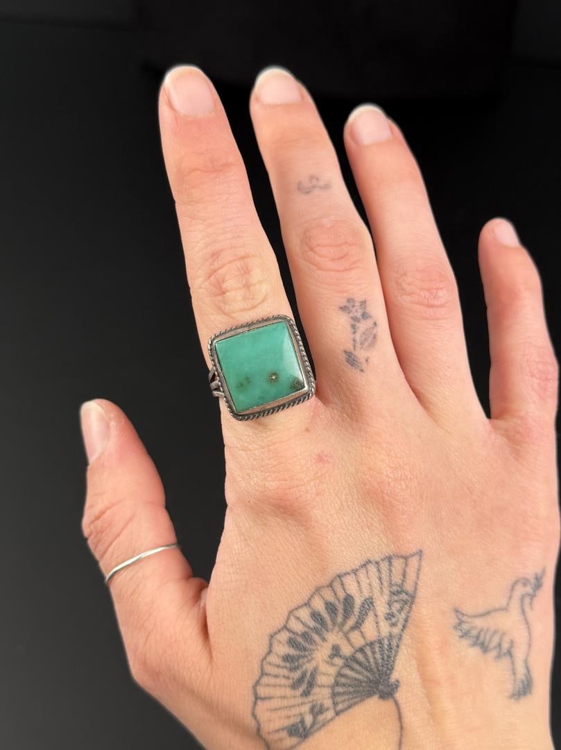 Old Pawn Navajo Sterling Turquoise Ring: 5.9 grams. Size 5 1/2