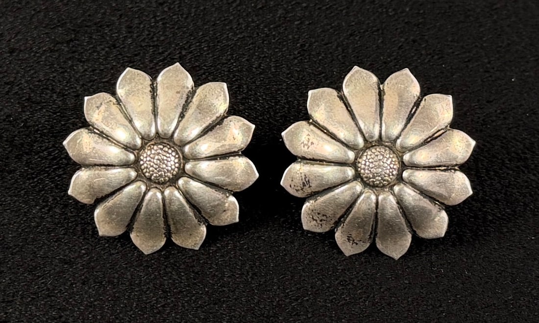 Sterling Silver Sunflower Cufflink: 15 grams. 1 1/8" diameter.