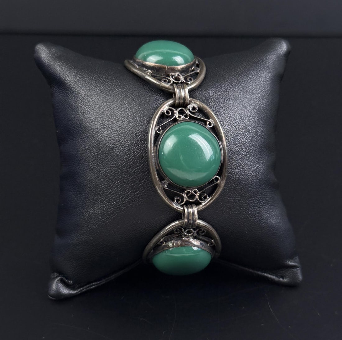 Taxco Mexico Guinto Sterling Silver Bracelet: 64.53 grams. 7 1/2" inner circumference.