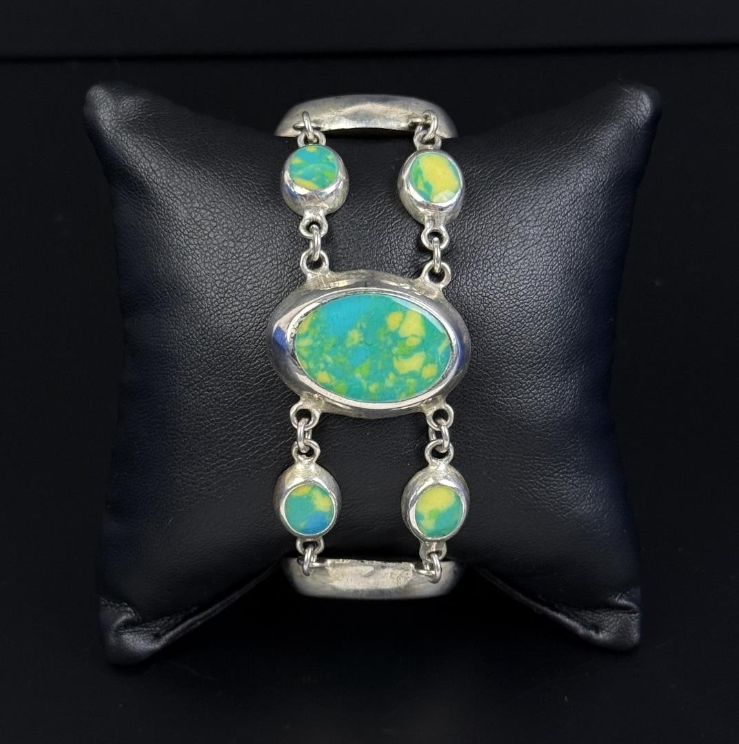Taxco Mexico Sterling Silver Bracelet: 31.36 grams. 7" inner circumference.