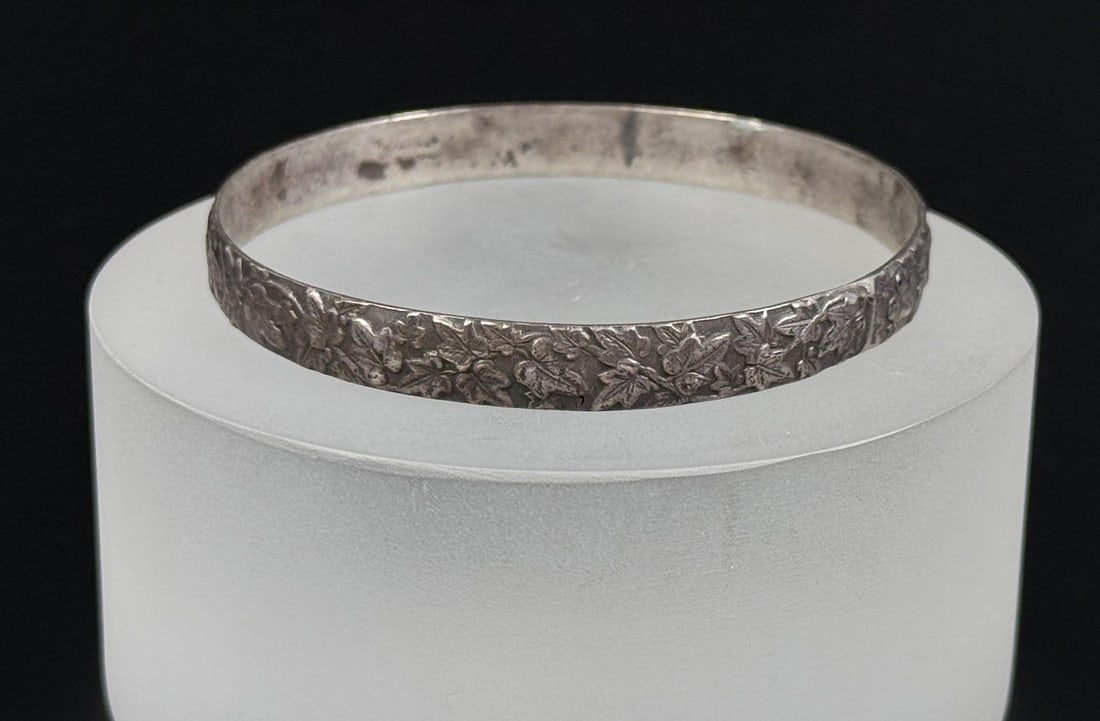 Sterling Silver Oak Leaf Bracelet: 20.35 grams. Size 7 3/4