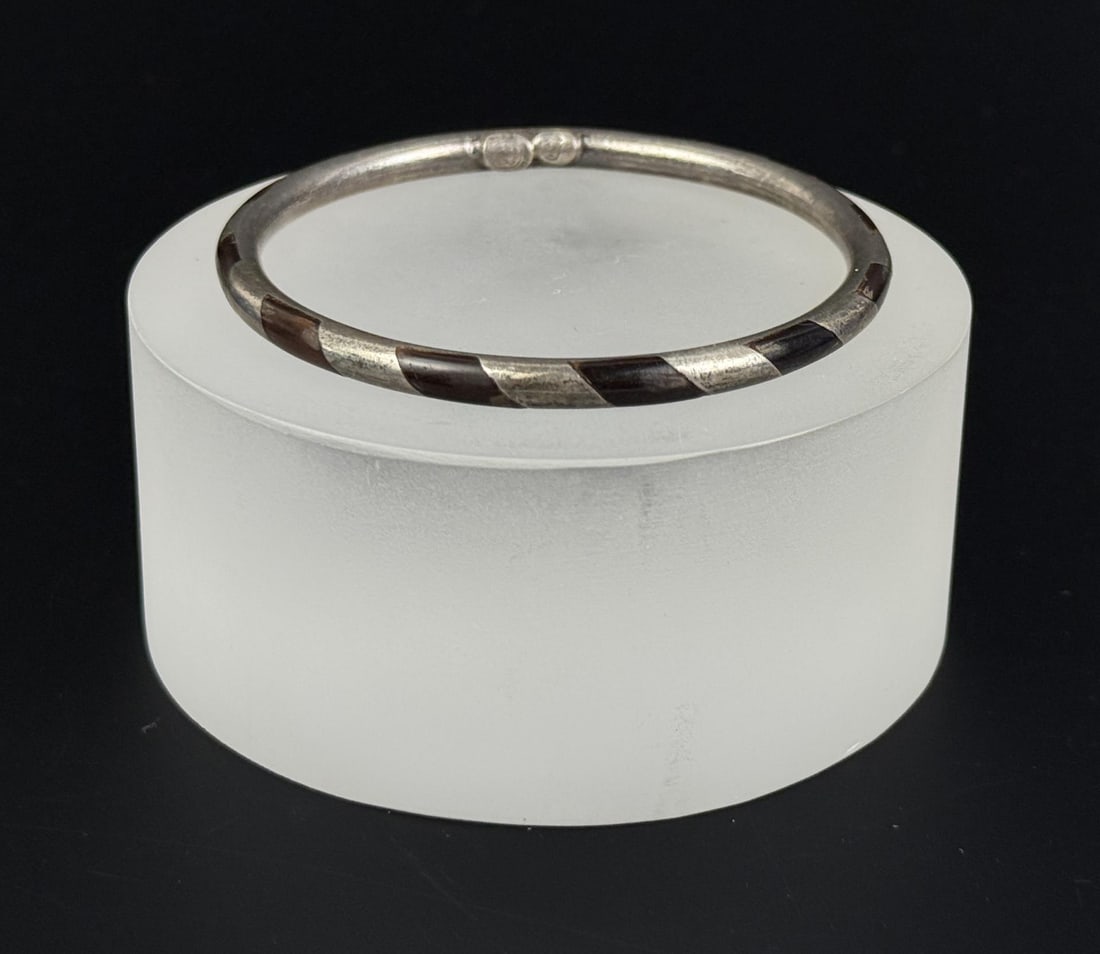 Taxco Mexico Sterling Silver Bracelet: 19.96 grams. 7 3/4" inner circumference.