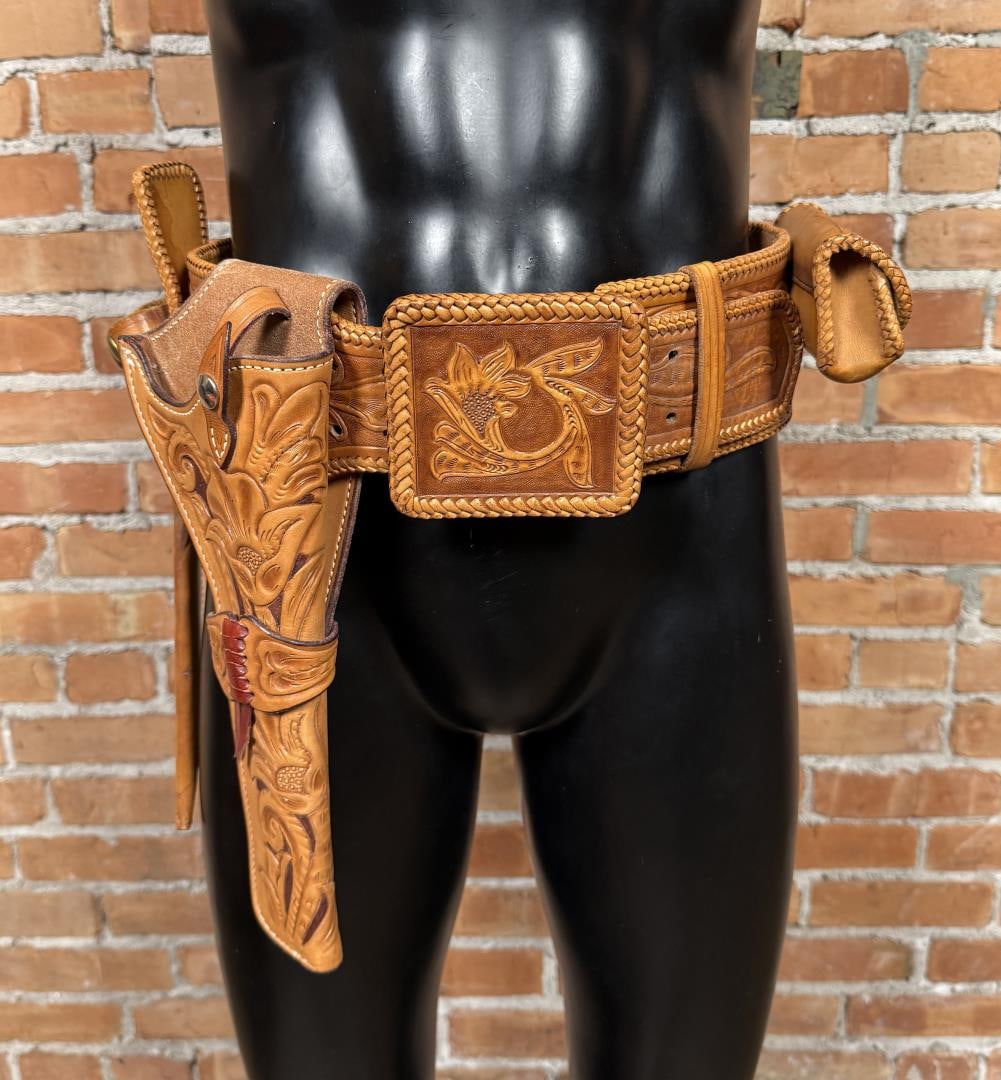 Exceptional Tooled Leather Gunfighter Pistol Belt: Exceptionally well made. Belt is 46" long tip to tip.