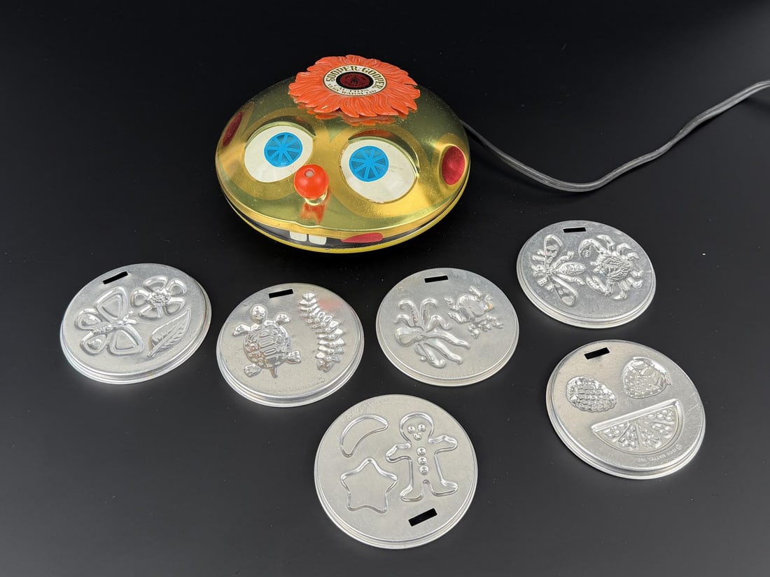 1966 Mattel Sooper Gooper Incredible Edibles Toy: Comes with accessories. In working condition.