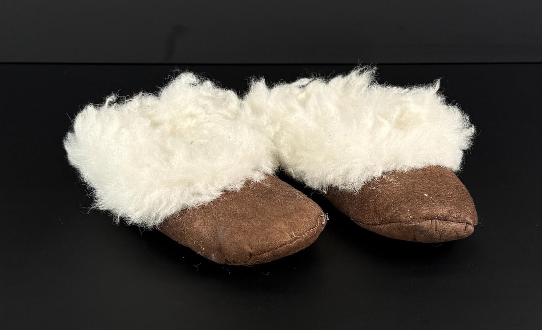 Alaskan Inuit Eskimo Moccasins: 7" long.