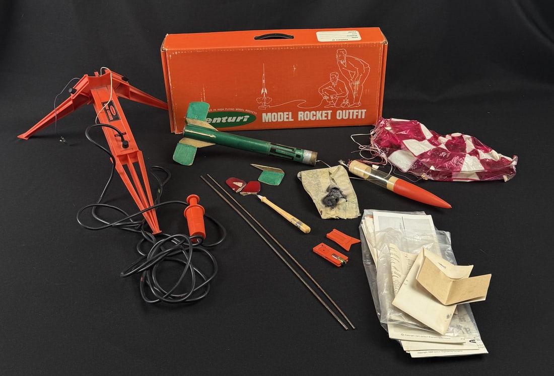 Centuri Model Rocket Outfit Toy Set (1 of 8)
