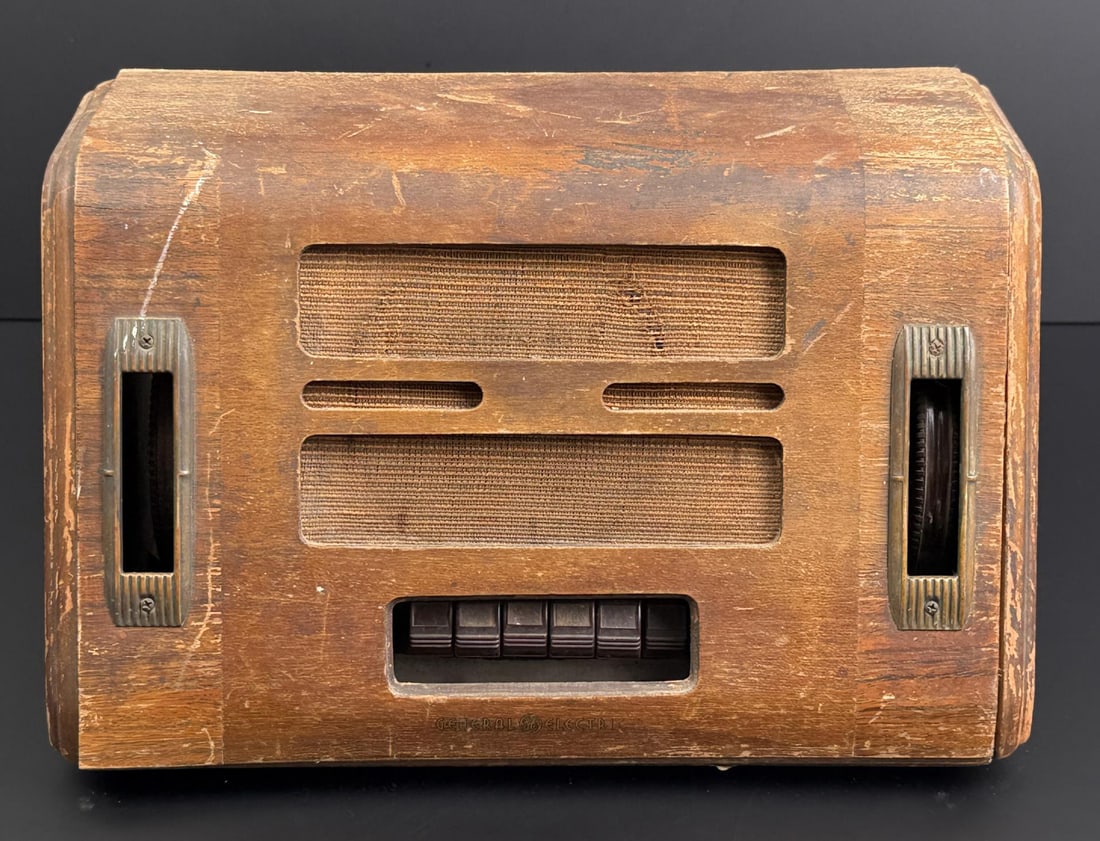 1938 General Electric Model GD-60 Tube Radio (1 of 10)
