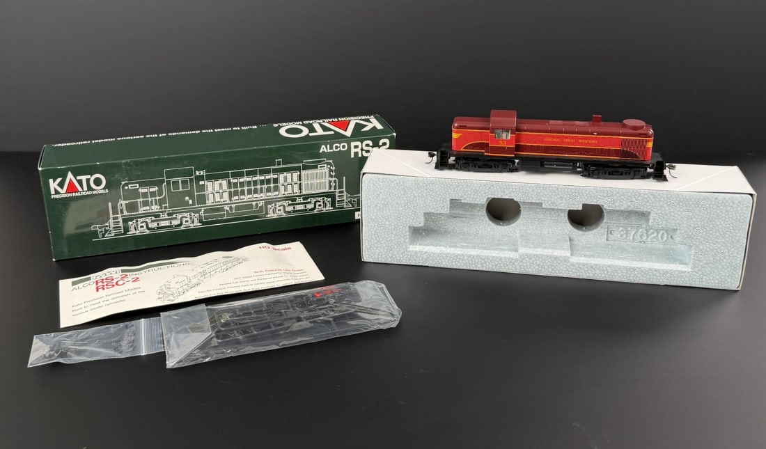 Kato 37-2101 RS-2 Alco Locomotive: Chicago Great Western.